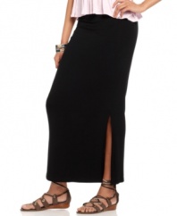 Maximize your style this summer in this ultra-versatile maxi skirt from DKNY Jeans. Go for drama when you pair it with chunky accessories and boots, or keep it boho-chic with a tee and sandals!