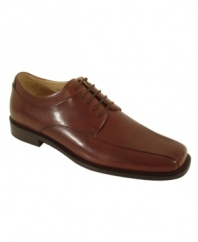 Crafted in soft calf leather, this pair of Italian oxford men's dress shoes is as comfy as it is classic with rounded edges and a sleek, narrow bike toe.