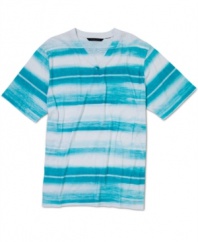 Natural selection. Kick up your look with the haphazard stripes of this Sean John t-shirt.
