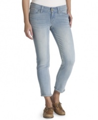 Featured in a light wash and warm-weather-ready length, these capri skinny jeans from Levi's are made for chic relaxation!