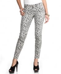 Guess? makes it easy to rock fierce style with these leopard print skinny jeans! Doll them up with your best heels for a look that can't be tamed.