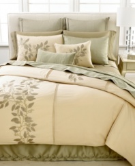 Regain your vitality with this Sanctuary by L'erba Vitality duvet cover, featuring pristine petal applique details in soothing ivory and eucalyptus tones for the ultimate retreat. Button closure.