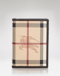 Lend your on-the-go look a hit of Burberry's signature style with this card holder, ideally sized to keep your essentials in check.