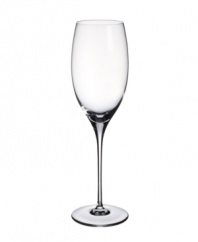 Elegance on a grand scale. This Allegorie Premium wine glass from Villeroy & Boch complements any table with a generously proportioned, thoroughly graceful silhouette for Riesling wines.