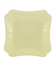With fanciful beading and a feminine edge, Lenox French Perle square plates have an irresistibly old-fashioned sensibility. Hard-wearing stoneware is dishwasher safe and, in a soft pistachio hue with antiqued trim, a graceful addition to any meal.