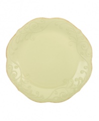 With fanciful beading and a feminine edge, Lenox French Perle dinner plates have an irresistibly old-fashioned sensibility. Hardwearing stoneware is dishwasher safe and, in a soft pistachio hue with antiqued trim, a graceful addition to every meal.