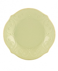 With fanciful beading and a feminine edge, this Lenox French Perle tidbit plates have an irresistibly old-fashioned sensibility. Hardwearing stoneware is dishwasher safe and, in a soft pistachio hue with antiqued trim, a graceful addition to any meal.