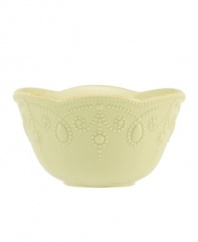 With fanciful beading and a feminine edge, this Lenox French Perle fruit bowl has an irresistibly old-fashioned sensibility. Hardwearing stoneware is dishwasher safe and, in a soft pistachio hue with antiqued trim, a graceful addition to any meal.