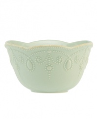 With fanciful beading and a feminine edge, this Lenox French Perle fruit bowl has an irresistibly old-fashioned sensibility. Hardwearing stoneware is dishwasher safe and, in an ethereal ice-blue hue with antiqued trim, a graceful addition to any meal.