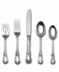 An early American motif recreated with the impeccable craftsmanship of Towle, the Old Master flatware set lends old-world beauty and grace to celebratory occasions in pure sterling silver.