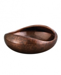 Add allure and sophistication to any event with Nambe serveware and serving dishes. Crafted of alloy and finished in beautiful bronze, this Heritage pebble bowl from Nambe combines old-world elegance with a balanced, modern shape for easy serving in style.
