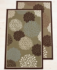 Beauty in bloom. A stylish floral motif flourishes thanks to the rich, earthy hues and plush nap of this alluring accent rug from Bacova. A latex back ensures non-slip protection.
