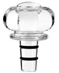 Like a fine wine, Baccarat's Sherazade bottle stopper elevates any dining experience. Resplendent crystal with the look of an antique knob adds a note of rich elegance to every bottle.