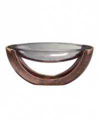 For this Heritage Pebble glass server, Nambe partnered with Neil Cohen, a world-class designer, to create cutting-edge serveware and serving dishes fit for any occasion. The base is crafted of alloy and finished in beautiful bronze, while a thick glass bowl is suspended for sophisticated presentation.