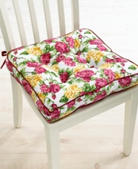 Sit pretty. This Rose Kiss seat cushion saves any less-than-cozy seat with a soft and plush design that's covered in luscious blooms. With burgundy piping and ties to keep it in place.
