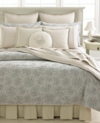 Add this fitted sheet from Barbara Barry to your Sachet bed, featuring a luxurious lace jacquard for a playfully elegant appeal.