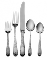 An early American motif recreated with the impeccable craftsmanship of Towle, the Old Master dinner place settings lend old-world beauty and grace to celebratory occasions in pure sterling silver. With an oversized fork and knife.