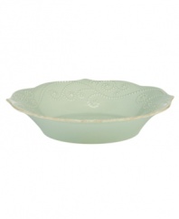 With fanciful beading and a feminine edge, this Lenox French Perle pasta bowl has an irresistibly old-fashioned sensibility. Hardwearing stoneware is dishwasher safe and, in an ethereal ice-blue hue with antiqued trim, a graceful addition to any meal.