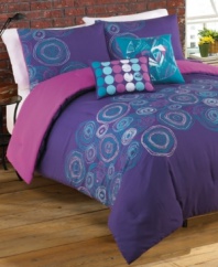 Adorned with pops of mesmerizing spirals, the Roxy Caroline comforter set makes a bold statement on your bed.