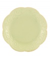 With fanciful beading and a feminine edge, the Lenox French Perle dessert plates have an irresistibly old-fashioned sensibility. Hardwearing stoneware is dishwasher safe and, in a soft pistachio hue with antiqued trim, a graceful addition to any meal.