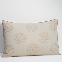 Inspired by the beauty of a floating lotus, this patterned duvet embodies simplicity and modern sophistication.