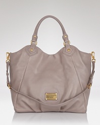 Lend your workday looks sophisticated panache with this luxurious leather tote from MARC BY MARC JACOBS.