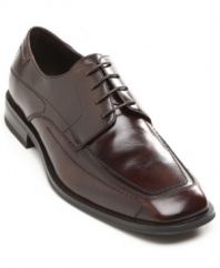 You've already put together the perfect dressed-up look, now finish it off with these smooth moc toe oxford men's dress shoes.