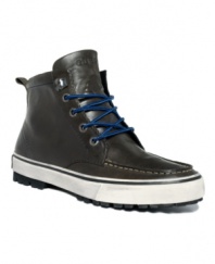 Get stompin' in style with the heavy duty all-weather design of these essential leather Hunter men's boots from GUESS. Electric blue laces give this pair of boots for men a look that really pops.