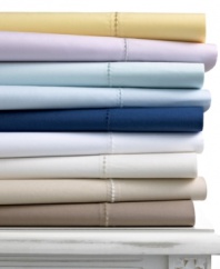 A good night's sleep starts with the pure cotton softness of this Martha Stewart Collection fitted sheet, featuring a smooth 400 thread count.