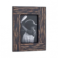 An inlay of coco twigs lacquered in high gloss lends a natural touch to those perfect pictures you want to preserve and display.