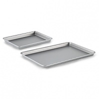 This convenient combination of two popular baking pans from Calphalon offers longstanding versatility and durability at a great value. Expertly constructed to the standards of culinary professionals, the jelly roll pan and brownie pan each feature two interlocking layers of high-performance nonstick for beautiful results and easy serving.