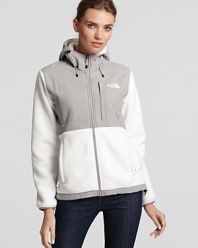 This iconic The North Face® hoodie jacket is your trans-seasonal go-to-perfect as the weather cools and sporty for weekend outings with family and friends.