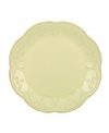 With fanciful beading and a feminine edge, this Lenox French Perle accent plates have an irresistibly old-fashioned sensibility. Hardwearing stoneware is dishwasher safe and, in a soft pistachio hue with antiqued trim, a graceful addition to every meal.