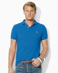 Designed with a trim cut through the body and a shorter hem, this short-sleeved polo shirt is rendered in breathable cotton mesh with Ralph Lauren's signature pony.