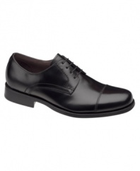 Polished leather panels and a timeless cap toe construction on this pair of men's dress shoes adds sleek style to all of your favorite tailored looks.
