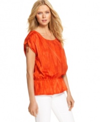 In a bold orange hue, this MICHAEL Michael Kors top is perfect going bright this spring! Pair it with white denim for an on-trend look!