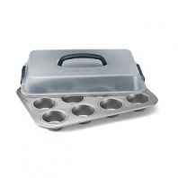 This hardworking covered cupcake pan from Calphalon makes it easy to bake perfectly delicious cupcakes and take them on the go. Expertly constructed to the standards of culinary professionals, the durable pan features two interlocking layers of high-performance nonstick for beautiful results and easy serving.