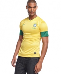Get in the game. Feel like your part of the team with this authentic Brasil home jersey from Nike.