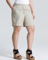 Rendered in breezy linen, these Lafayette 148 New York Plus shorts send your style to a vacation state of mind.