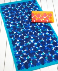 Catch some rays! This Splash Pool beach towel from Martha Stewart Collection keeps you warm and dry, featuring an abstract design in pure cotton. Comes in two bright color palettes.
