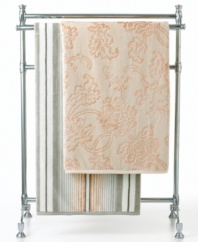 Très élégant. Accent you bath with the look of modern romance and classic Lauren by Ralph Lauren style with the Saint Honore bath towel. Choose from a textured damask floral pattern and a sophisticated stripe design.